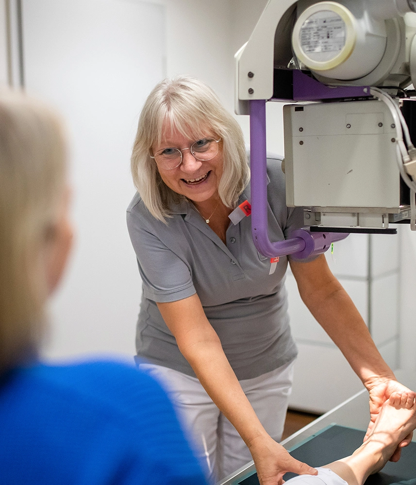 Sportheum_Sportklinik_Fellbach_Fachbereiche_Fuss_Sprunggelenk_Behandlung Behandlung einer Patientin im Bereich Fuß und Sprunggelenk in der Sportheum Sportklinik Fellbach – spezialisierte orthopädische Versorgung mit individueller Betreuung.