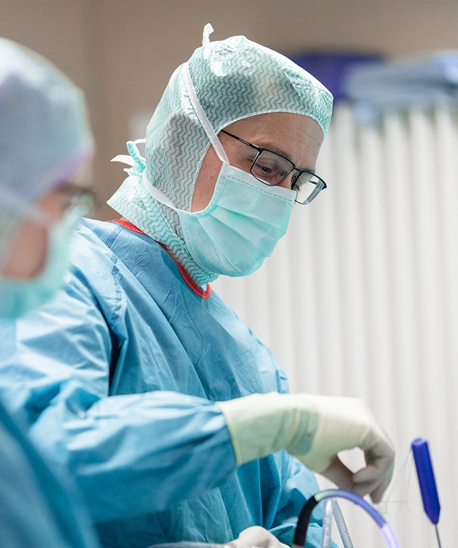 Sportheum_Sportklinik_Fellbach_Fachbereiche_Huefte_Becken_Operative_Eingriffe_DrEngel Dr. Engel von der Sportheum Sportklinik Fellbach im ärztlichen Gespräch mit einem Patienten – spezialisierte Beratung zu operativen Eingriffen an Hüfte und Becken.