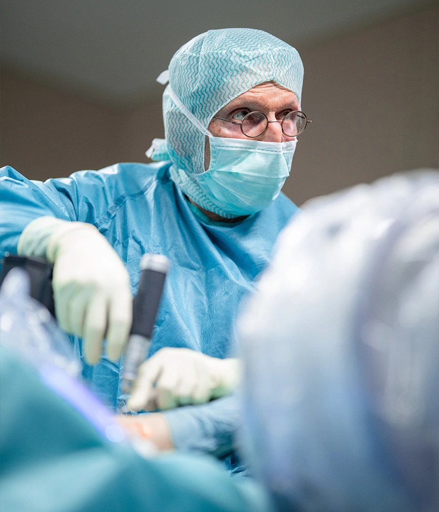Dr. Becker von der Sportheum Sportklinik Fellbach im Gespräch mit einem Sportler – individuelle Therapieplanung nach operativem Eingriff.