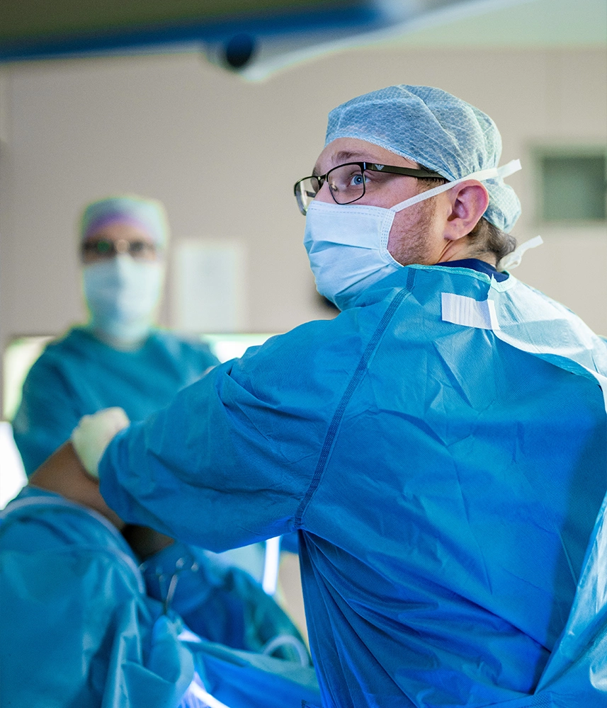 Operatives Team der Sportheum Sportklinik Fellbach bei einem Eingriff – moderne chirurgische Ausstattung und höchste Präzision im OP