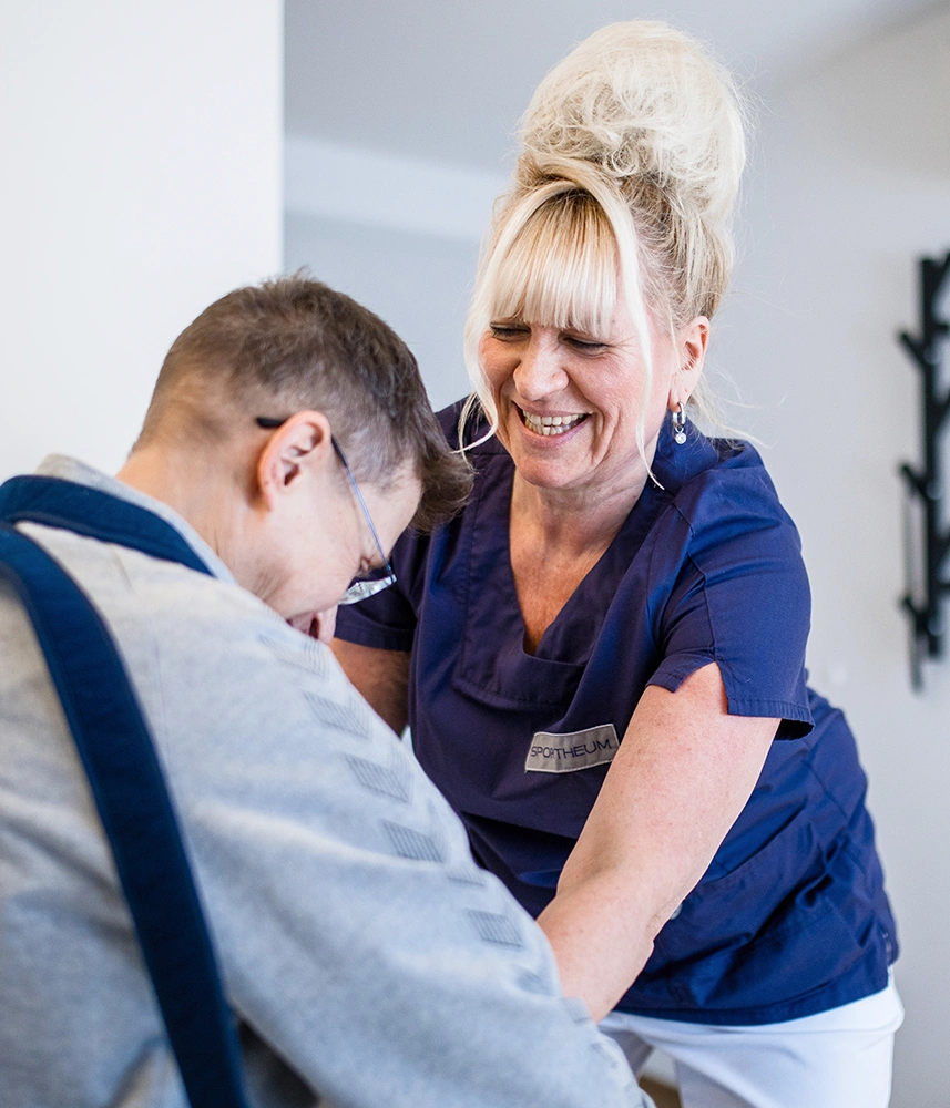 Sportheum_Sportklinik_Fellbach_Fachbereiche_Schulter_Ellenbogen_Behandlung Untersuchung im Bereich Schulter und Ellenbogen in der Sportheum Sportklinik Fellbach – gezielte Diagnostik und individuelle Behandlungsansätze bei Gelenkbeschwerden.