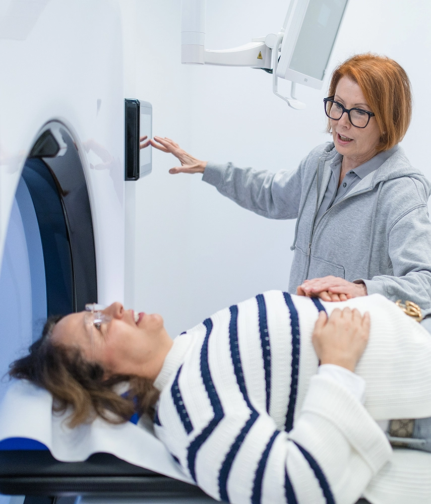 Sportheum_Sportklinik_Fellbach_Leistungen_Diagnostik_MRT Patientin wird in der Sportheum Sportklinik Fellbach auf eine MRT-Untersuchung vorbereitet – moderne bildgebende Diagnostik in angenehmer Atmosphäre.