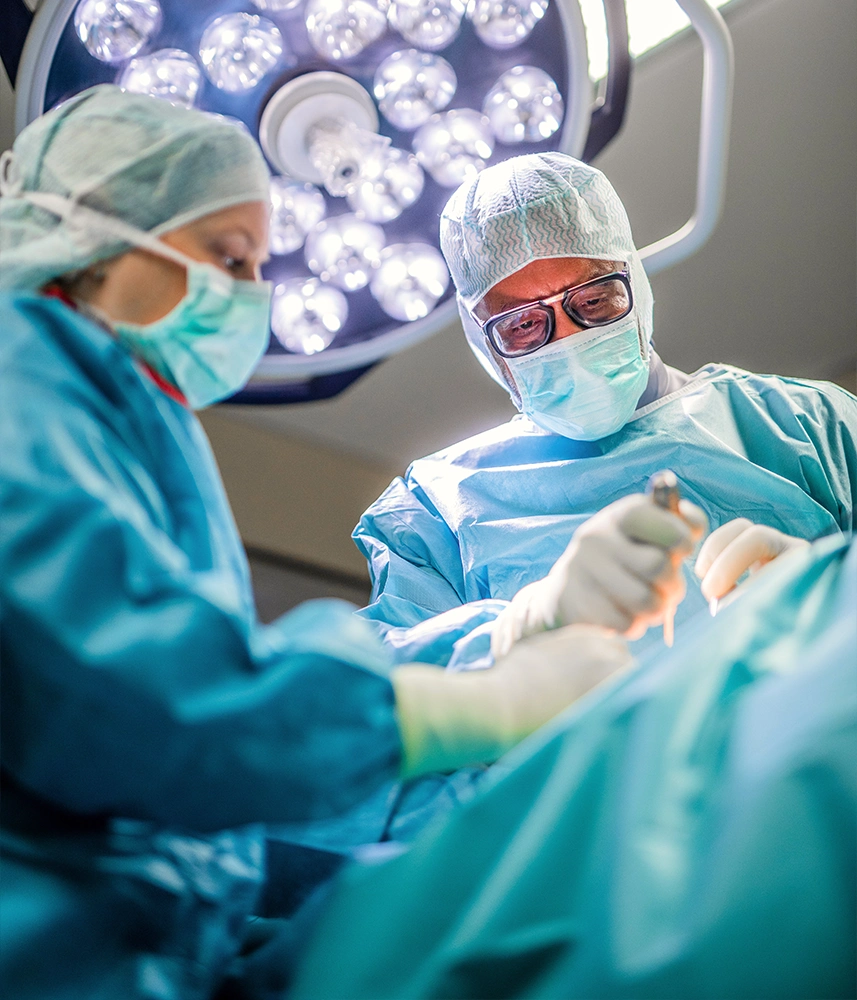 Sportheum_Sportklinik_Fellbach_Leistungen_Operative_Eingriffe_DrBest Dr. Best bereitet einen operativen Eingriff in der Sportheum Sportklinik Fellbach vor – höchste Präzision und moderne Technik bei orthopädischen Operationen.