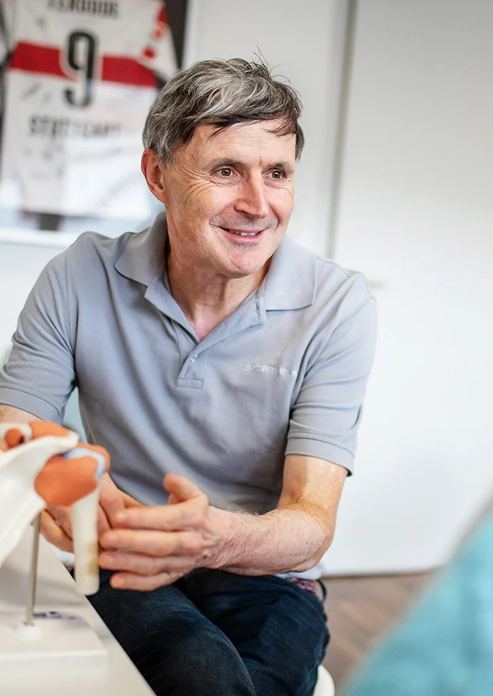 Sportheum_Sportklinik_Fellbach_Medizinische_Dientleistungen_DrMauch_Diagnostik_Therapie Prof. Dr. med. Frieder Mauch im ärztlichen Gespräch in der Sportheum Sportklinik Fellbach – individuelle Diagnostik und Therapieplanung in der orthopädischen Spitzenmedizin.