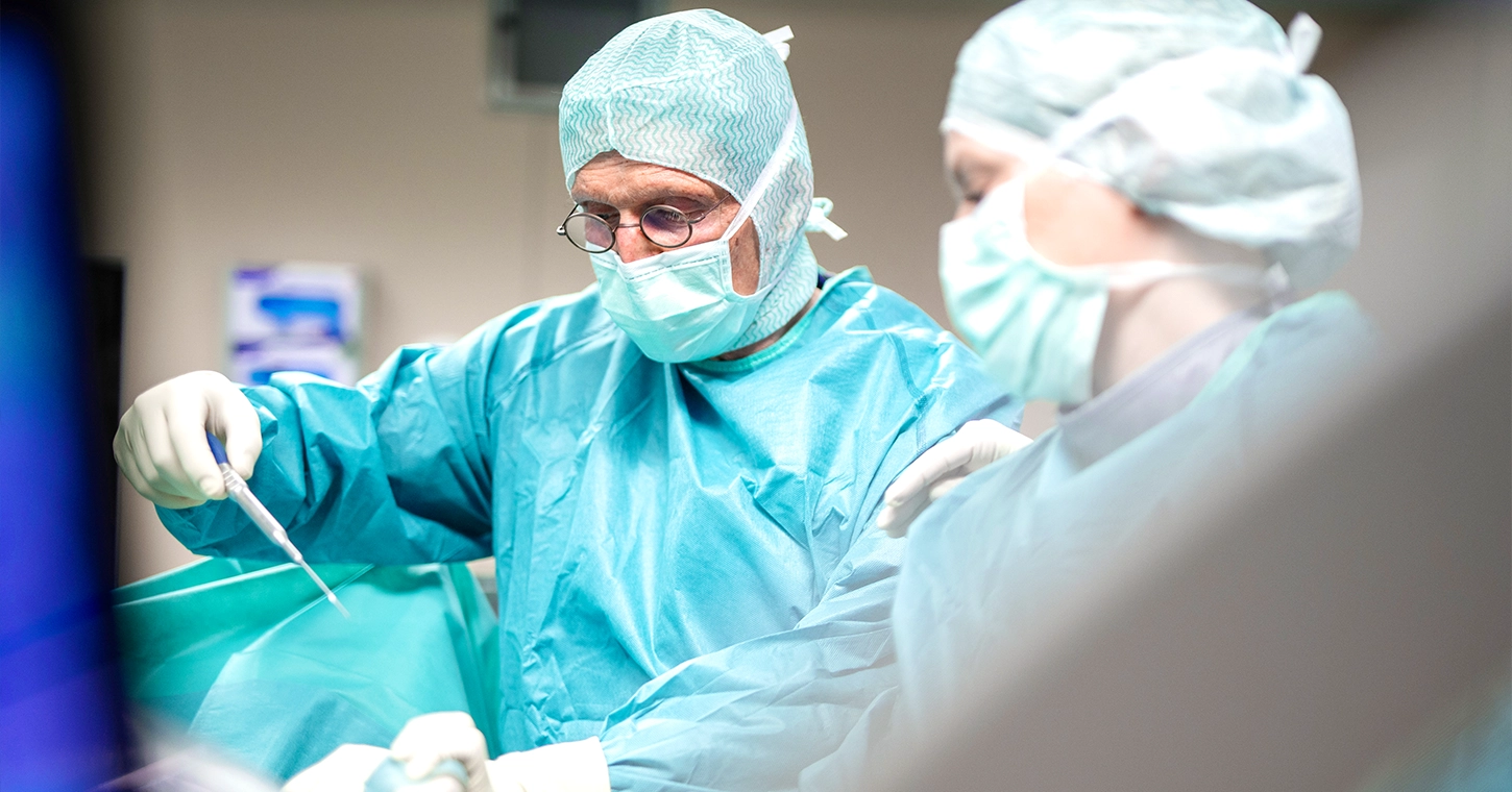 Dr. Becker bei einer Operation in der Sportheum Sportklinik Fellbach – hochspezialisierte orthopädische Eingriffe mit modernster Technik.