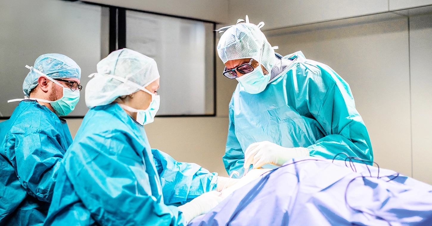 Dr. Best während eines operativen Eingriffs in der Sportheum Sportklinik Fellbach – erfahrene orthopädische Chirurgie mit modernster OP-Ausstattung.