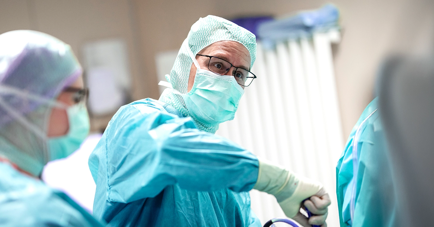 Dr. Engel während eines operativen Eingriffs in der Sportheum Sportklinik Fellbach – präzise Chirurgie und moderne OP-Technik im Einsatz