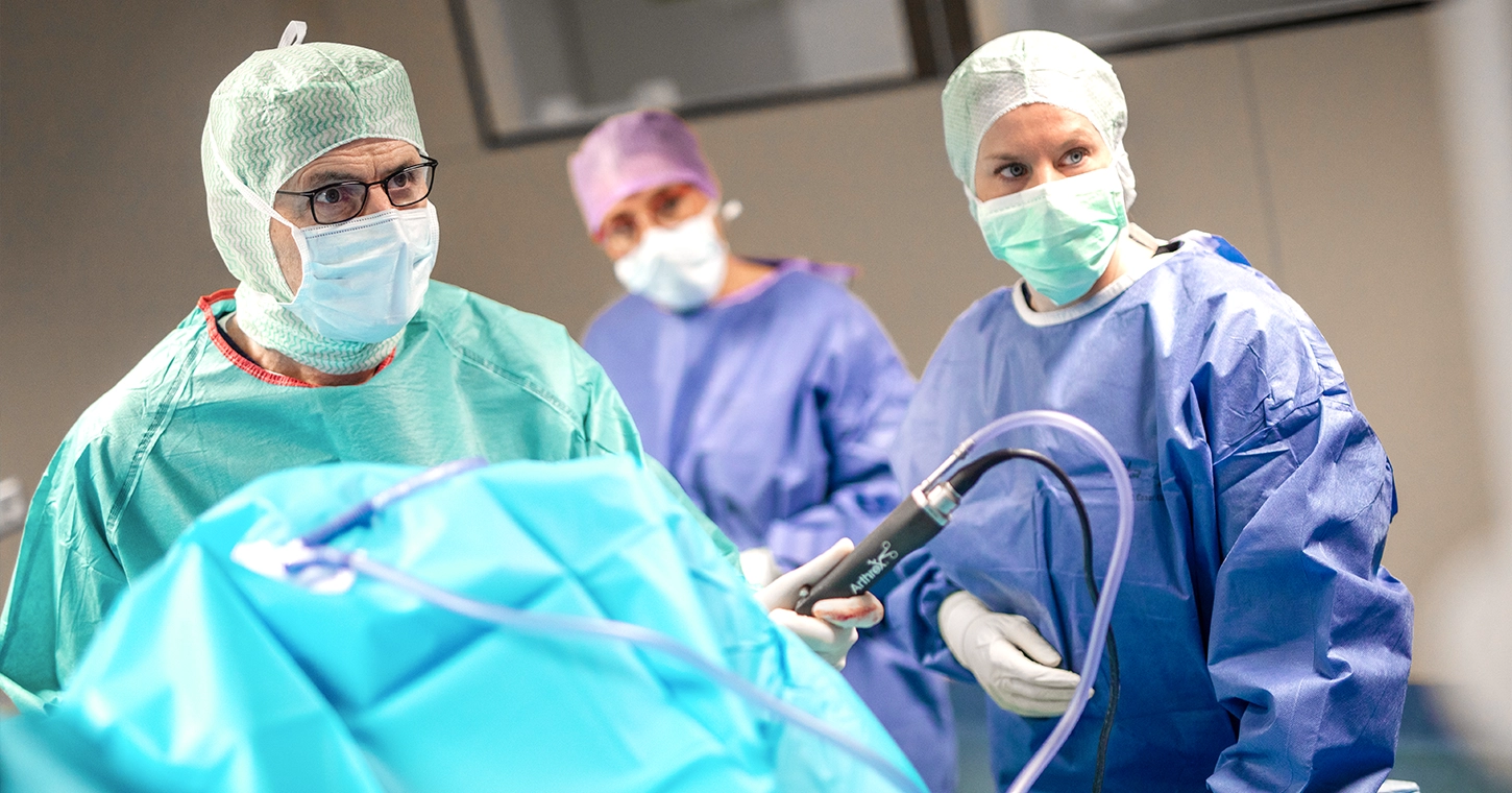 Prof. Dr. med. Frieder Mauch bei einer Operation in der Sportheum Sportklinik Fellbach – exzellente chirurgische Präzision in der orthopädischen Spitzenmedizin.