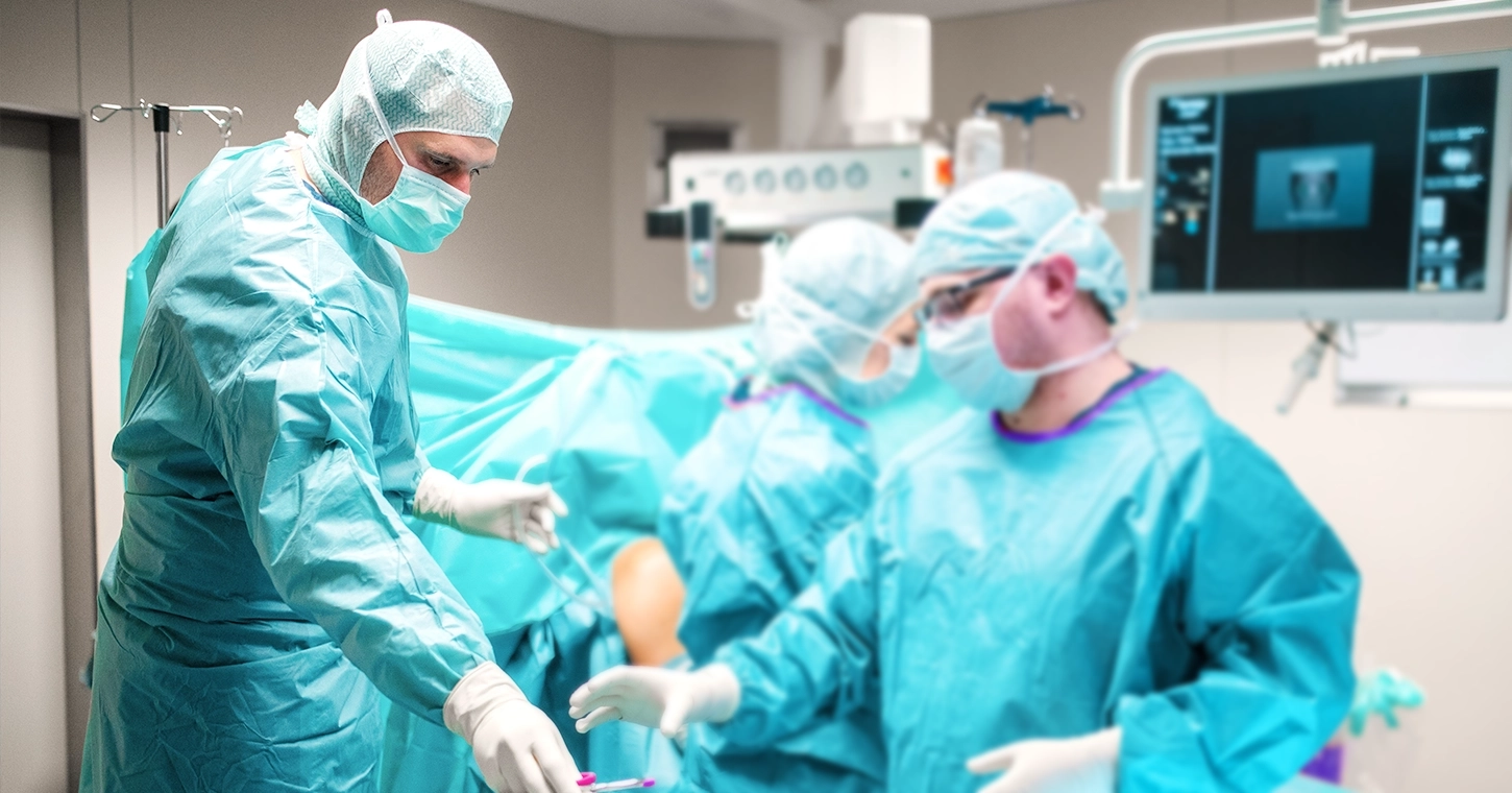 Markus Neumann bei einem operativen Eingriff in der Sportheum Sportklinik Fellbach – präzise orthopädische Chirurgie auf höchstem medizinischen Niveau.