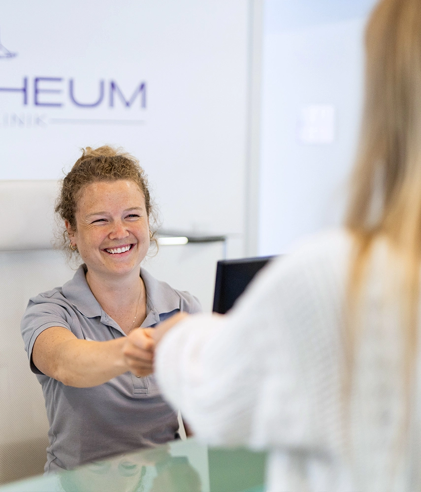 Sportheum_Sportklinik_Fellbach_leistungen_Patienteninformation_Behandlung Mitarbeiterin der Sportheum Sportklinik Fellbach begleitet eine Patientin zur Behandlung – persönliche Betreuung und kompetenter Service für Patientinnen und Patienten.