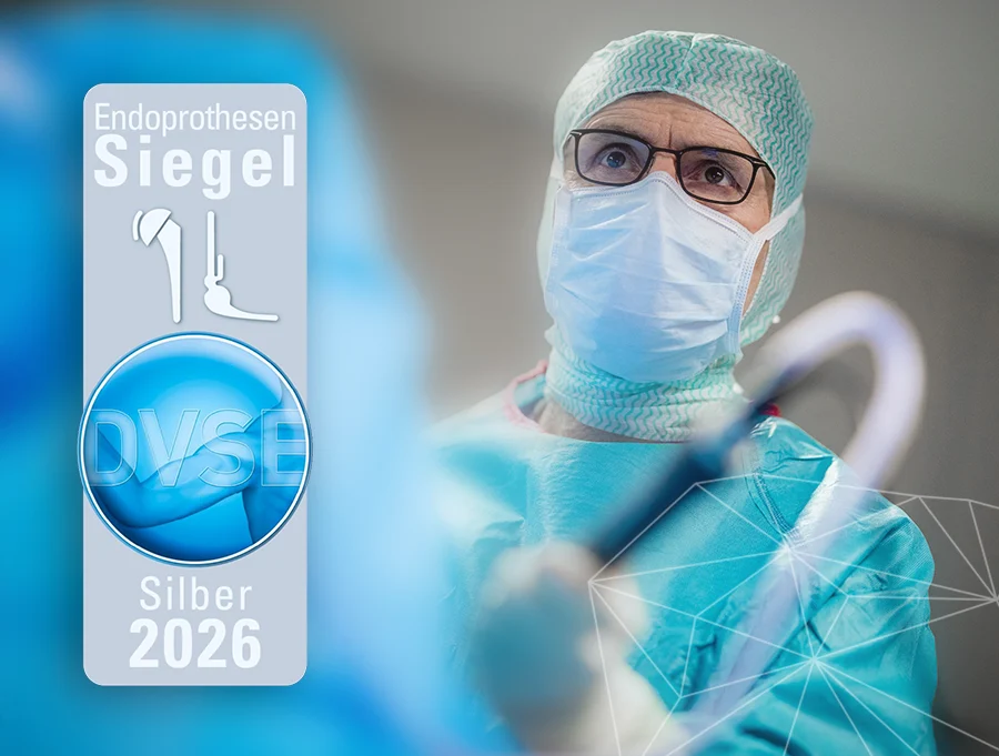 Prof. Dr. Mauch und Dr. Engel mit dem Prothesensiegel in Silber der DVSE für hohe Qualität in der Schulter- und Ellenbogenendoprothetik.